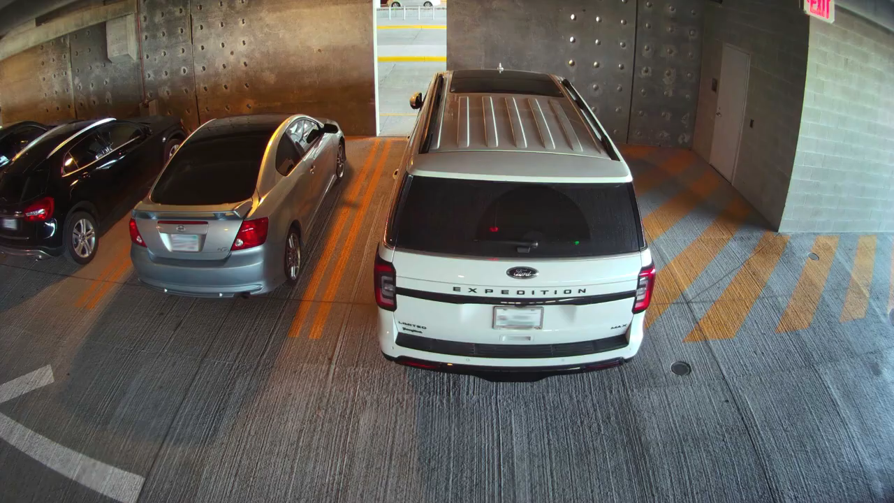Screenshot of the M5 video feed displaying a clear view in and between parked cars.