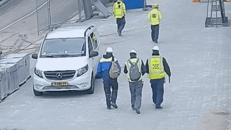 Workers monitored with VDG SENSE Video Managemnt System through AI Analytics wearing safety equipment in an industrial environment
