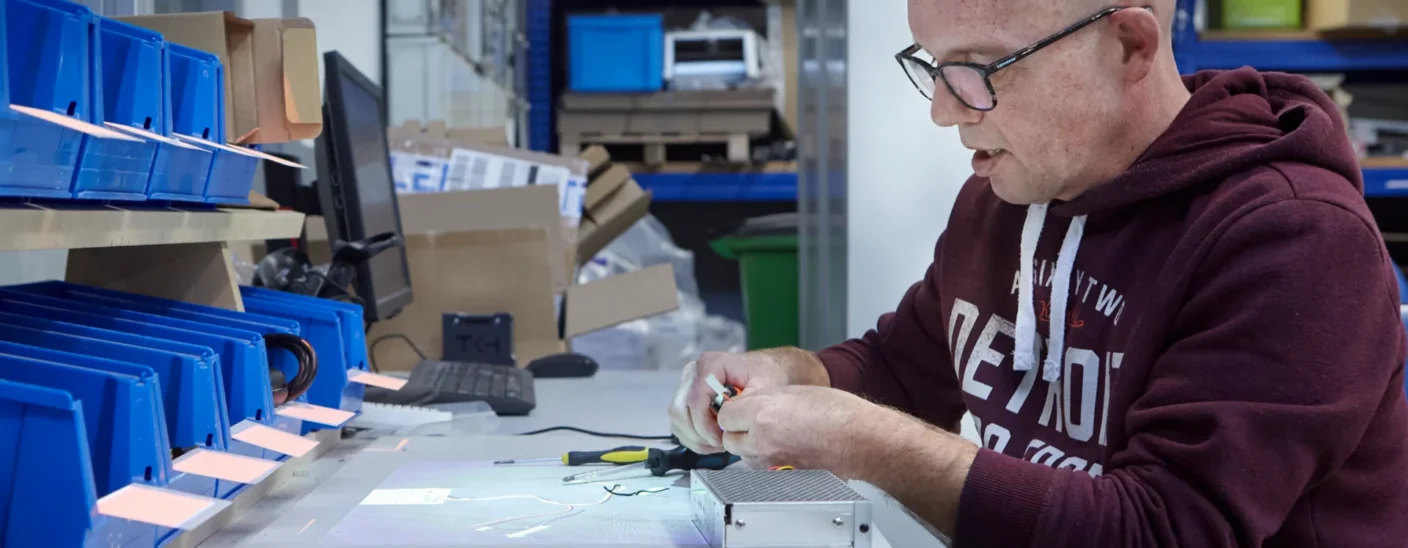 Man doet aan elektro-assemblage